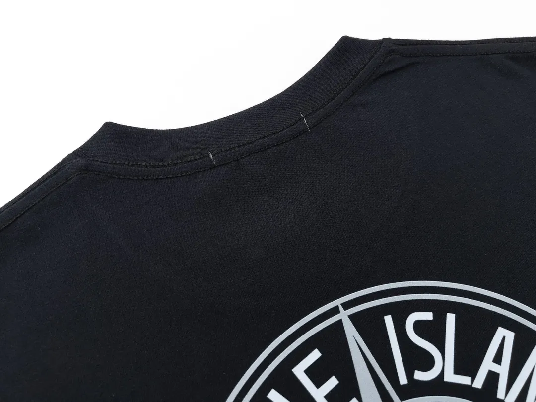 W630#P110💰 [Stone lsland/Stone Island summer new gradient compass print pattern short-sleeved T-shirt] ⚠️[Original creation with high control of details] - Made of 260 grams of combed cotton with 32-count double yarn, soft and comfortable to the touch, sweat-absorbent and breathable. - Simple, basic and versatile style, original single quality, the first choice for couples. - Made in a large factory, four needles and five threads on the shoulder, neat alignment, high quality workmanship. - Same style for men and women. Very versatile, one piece for everyone, details are clearly visible. Color: Black White Size: M L
